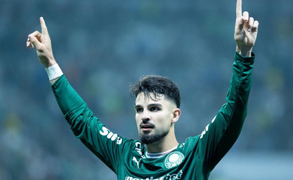 Palmeiras vence Bahia e diminui a distância para Flamengo