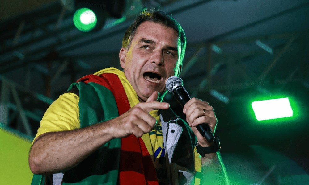 Flávio diz que aceita abrir sigilo se Lula divulgar dados do cartão corporativo