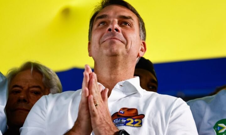 Argentina nega que Flávio tenha entrado no país e diz que senador não está em avião particular