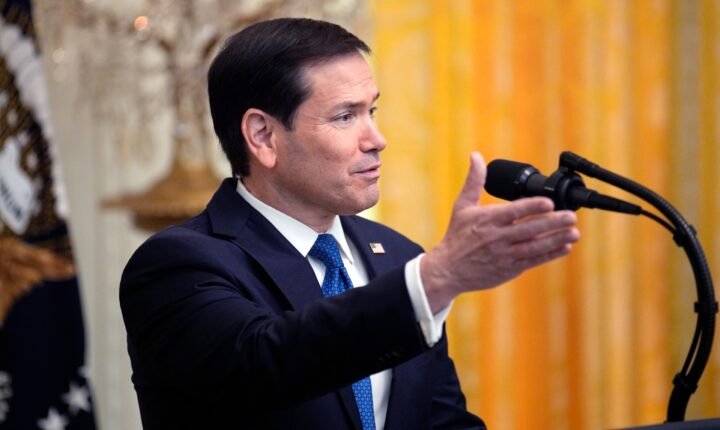 Marco Rubio nega ajuda do governo Trump a Flávio Bolsonaro para ida aos EUA