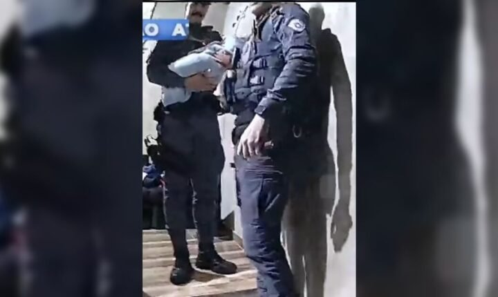 Bebê é resgatado após mãe ligar pedindo ‘pizza’ à PM enquanto apanhava em casa