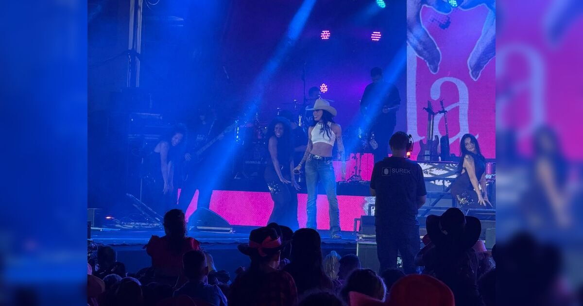 Show de Ana Castela reúne milhares de pessoas no primeiro dia da ExpoArapongas