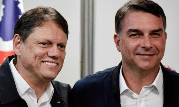 Tarcísio afirma desconhecer fuga de Flávio Bolsonaro do país