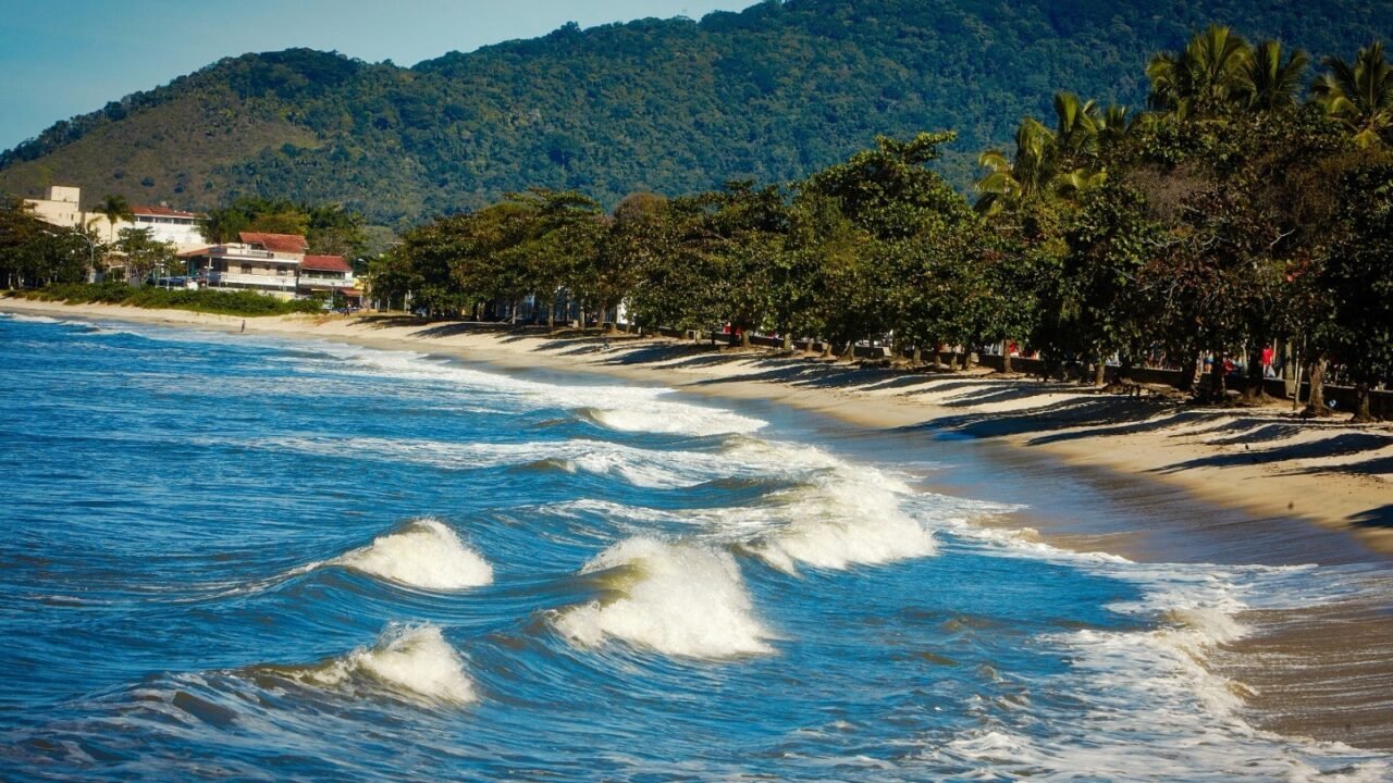 Vai à praia no feriadão? Saiba por que é melhor esperar 24 horas após chuvas fortes para entrar no mar