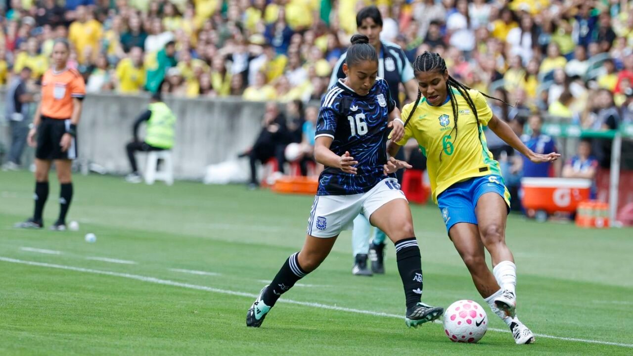 Após cortes, seleção feminina chega a Recife para encarar Argentina