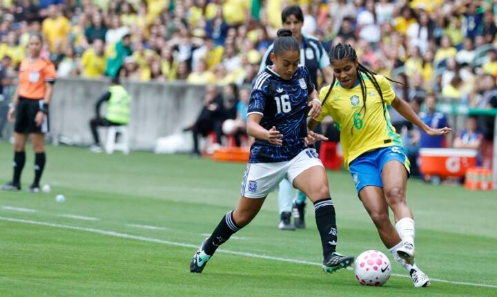 Após cortes, seleção feminina chega a Recife para encarar Argentina