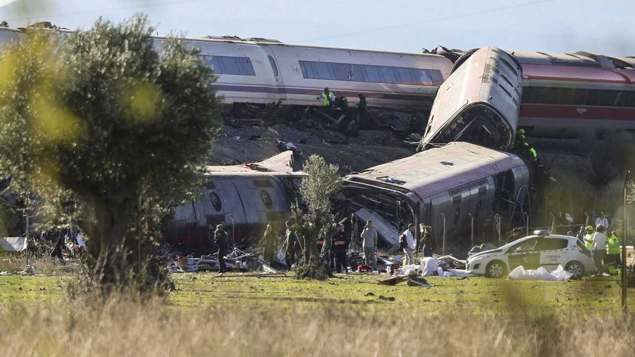 Acidente de trem deixa vários mortos na região central da Espanha