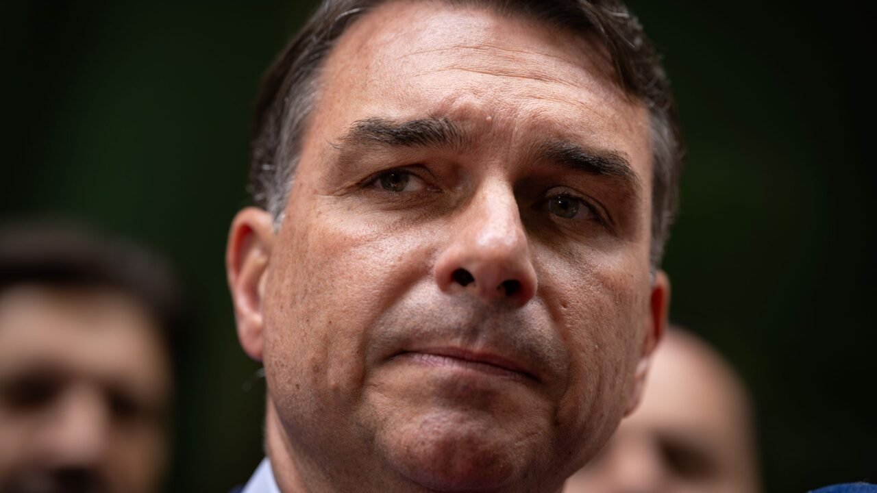 Flávio Bolsonaro afirma ter sido intimado pela PF a entregar passaportes por ordem de Moraes