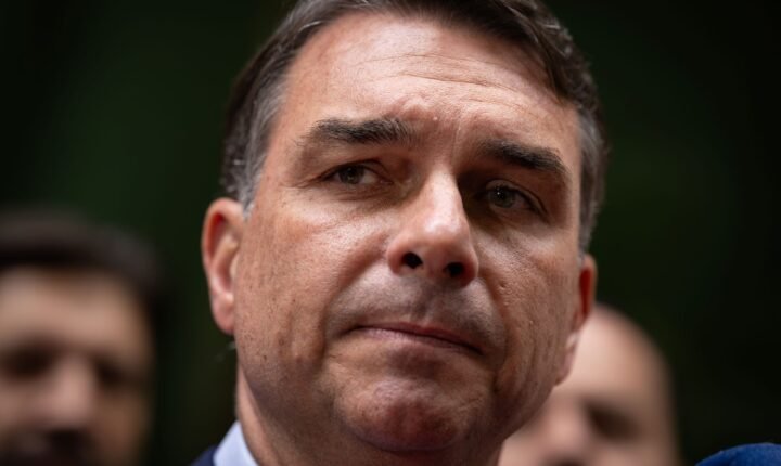 Flávio Bolsonaro afirma ter sido intimado pela PF a entregar passaportes por ordem de Moraes