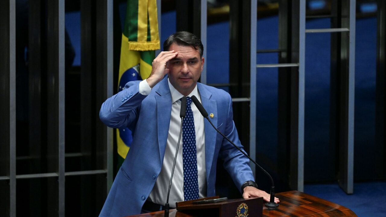 Campanha de Flávio contesta relatório do TSE e acusa canal pró-Lula de burlar fiscalização