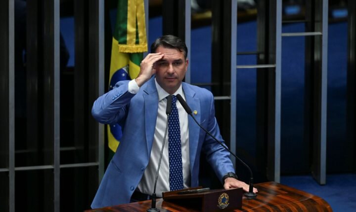 Campanha de Flávio contesta relatório do TSE e acusa canal pró-Lula de burlar fiscalização