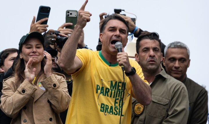 Nos EUA, Flávio Bolsonaro se declara verdadeiro presidente eleito e líder da oposição no Brasil