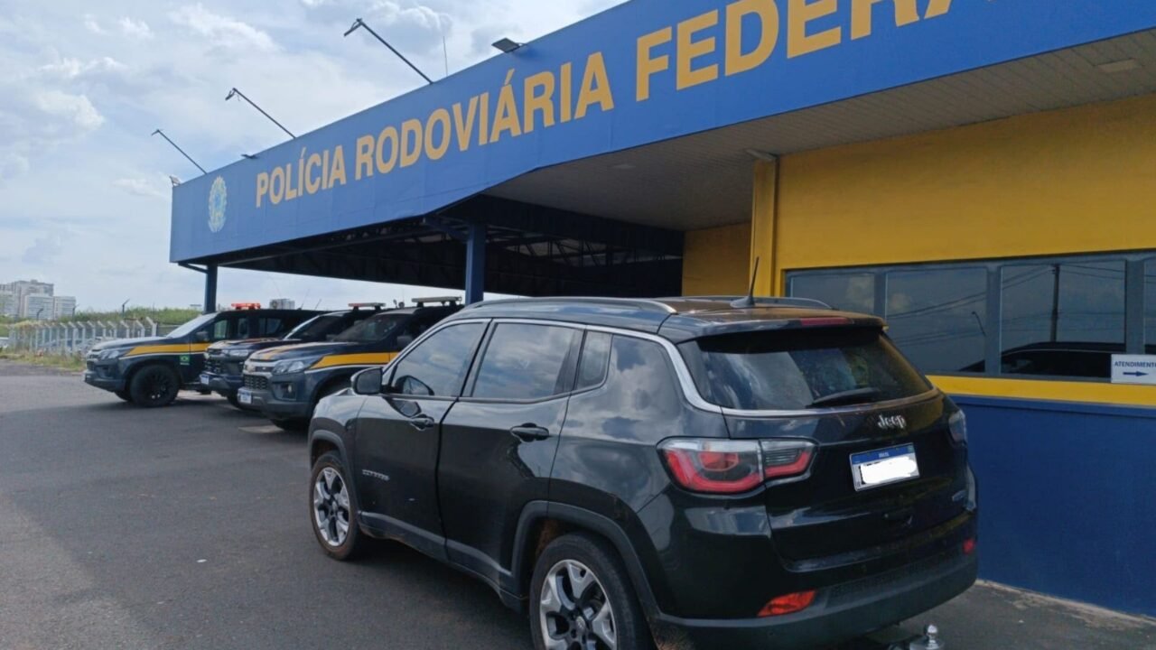 Polícia Federal recupera carro furtado em SP durante abordagem na BR-153 em Rio Preto
