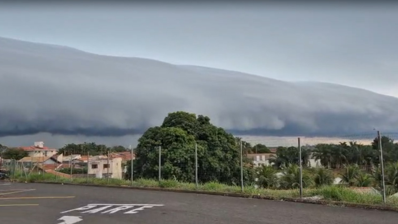 Nuvem gigante em formato de ‘onda’ impressiona moradores no interior de SP
