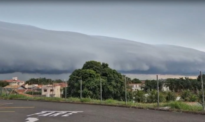 Nuvem gigante em formato de ‘onda’ impressiona moradores no interior de SP