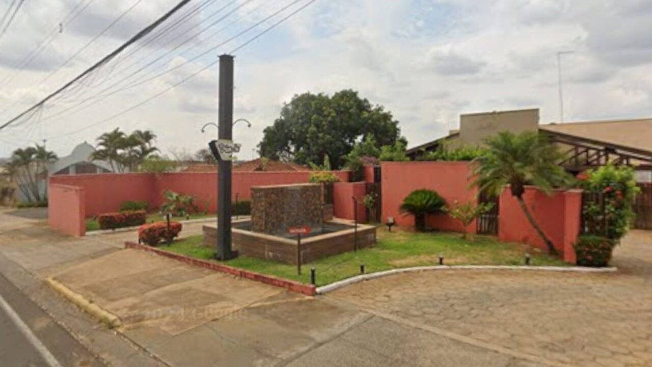 Mulher afirma que se escondeu em porta-malas antes de ir para motel com pastor e homem que morreu