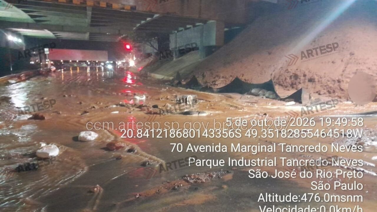 Chuvas fortes causam deslizamento de terra de barranco e lama ‘invade’ rodovia no interior de SP