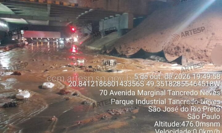 Chuvas fortes causam deslizamento de terra de barranco e lama ‘invade’ rodovia no interior de SP