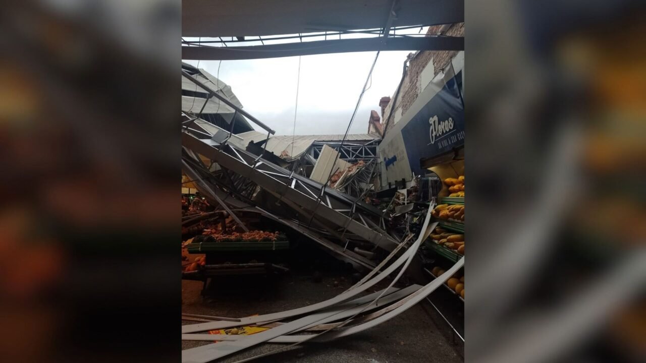 Parte de teto de supermercado desaba e mata uma pessoa durante temporal em Araçatuba