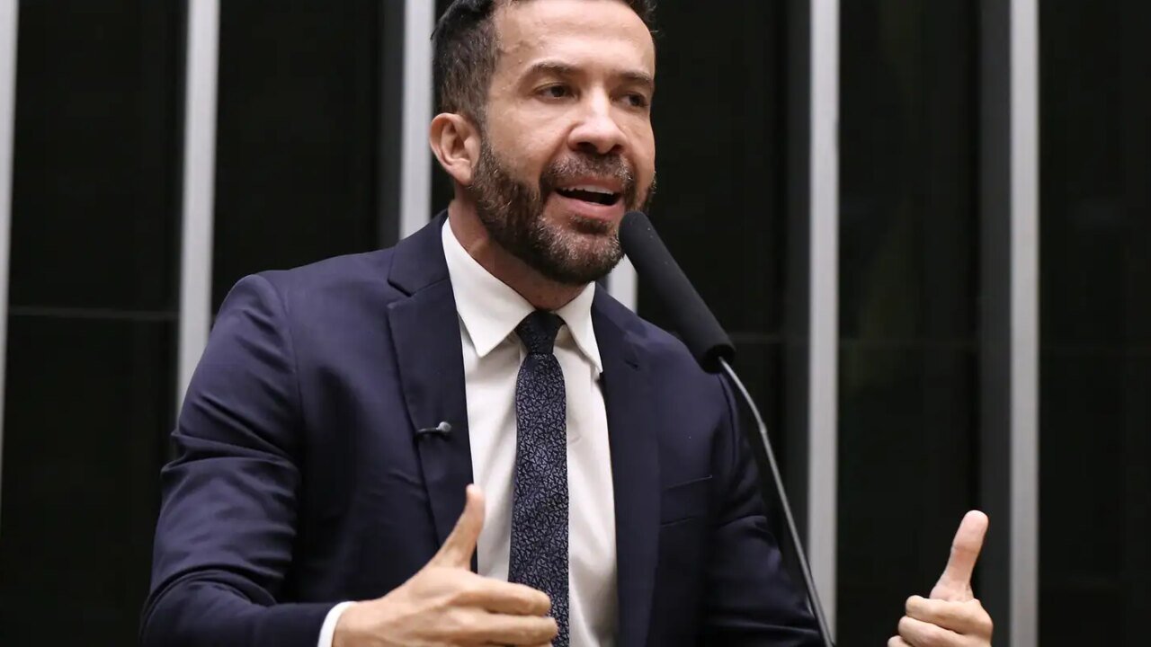 Deputado André Janones é internado com arritmia em São Paulo
