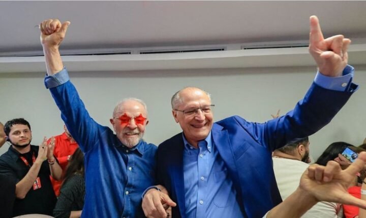 Na Avenida Paulista, Lula celebra quarto mandato como ‘fato histórico que deve ao povo brasileiro’