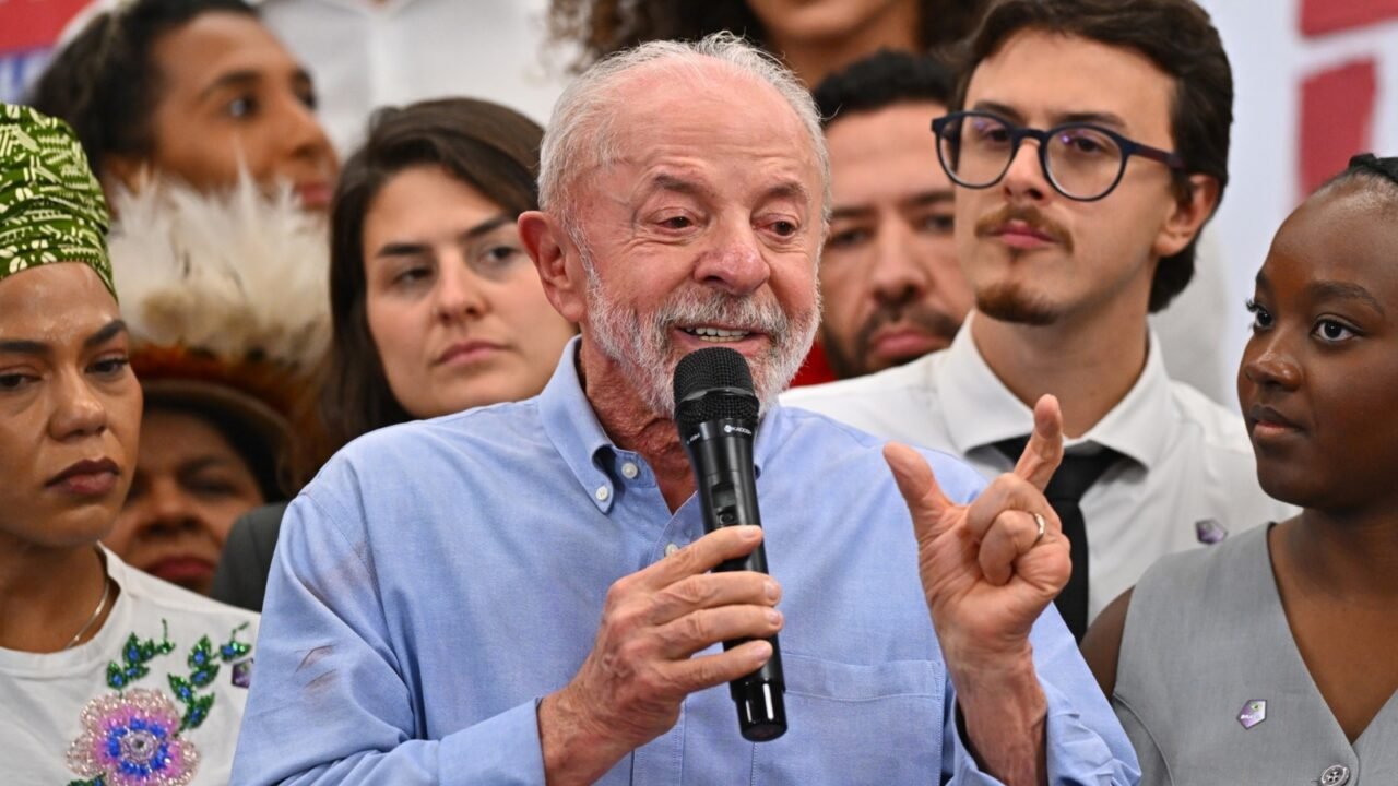 Lula sobe o tom e cobra Flávio Bolsonaro para votar a favor do fim da escala 6×1