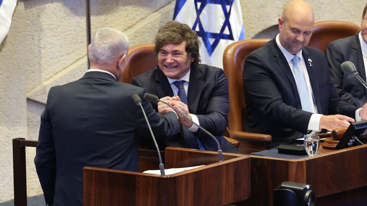 Após ignorar Lula, Milei parabeniza Netanyahu por votação em Israel