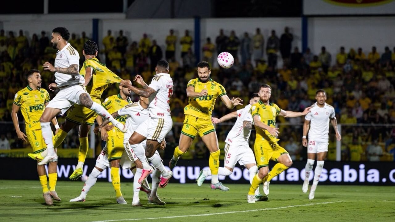 Com um a mais, Mirassol vence e complica Internacional no Brasileirão