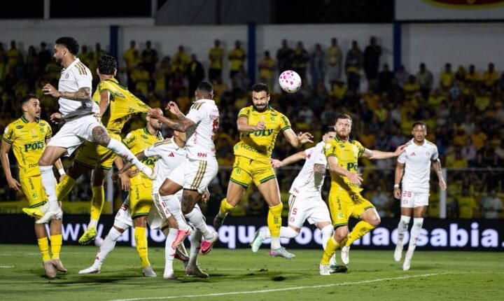 Com um a mais, Mirassol vence e complica Internacional no Brasileirão
