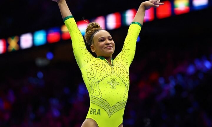 Rebeca, Flavinha e Lorrane avançam às finais do Mundial de Ginástica