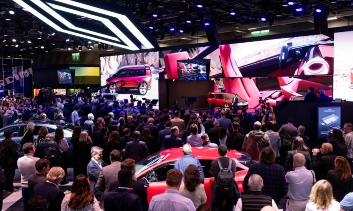 No salão de Paris, Renault mostra sua força diante da invasão chinesa e resgata o passado