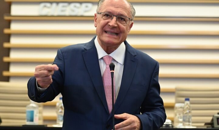 Em busca de indecisos, Alckmin participa de eventos com evangélicos e judeus