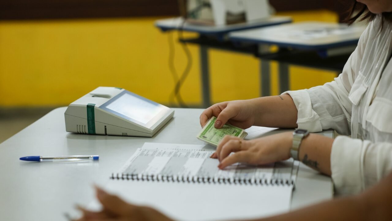 Mulheres são maioria entre mesários nos maiores colégios eleitorais do noroeste de SP