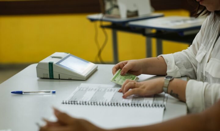Mulheres são maioria entre mesários nos maiores colégios eleitorais do noroeste de SP