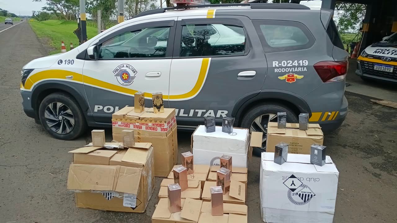 Dupla é presa com 540 frascos de perfumes importados em rodovia no interior de SP