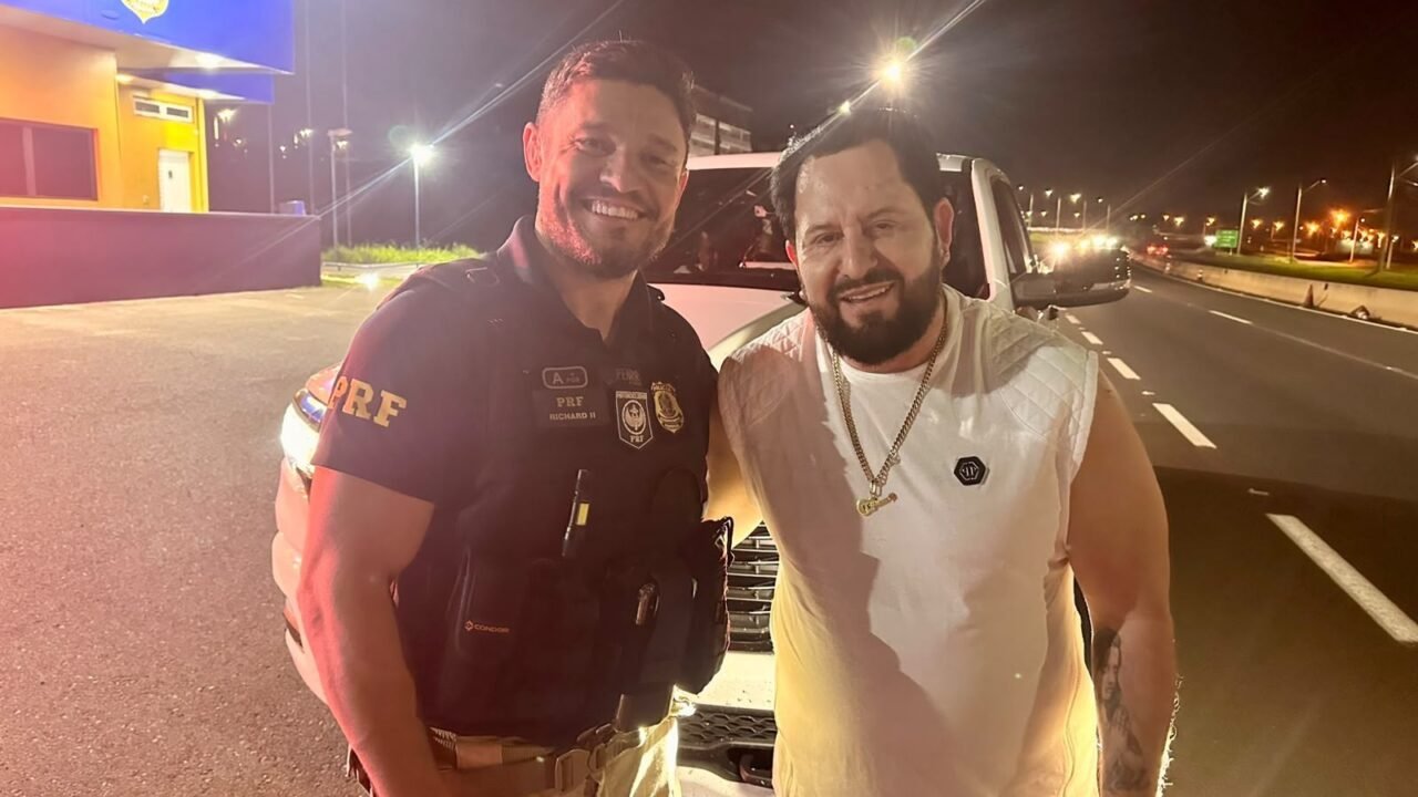 Cantor Marrone é abordado em blitz na rodovia no interior de São Paulo