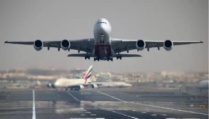 Avião da companhia Emirates decola em Aeroporto Internacional de Dubai  • Foto: Christopher P...