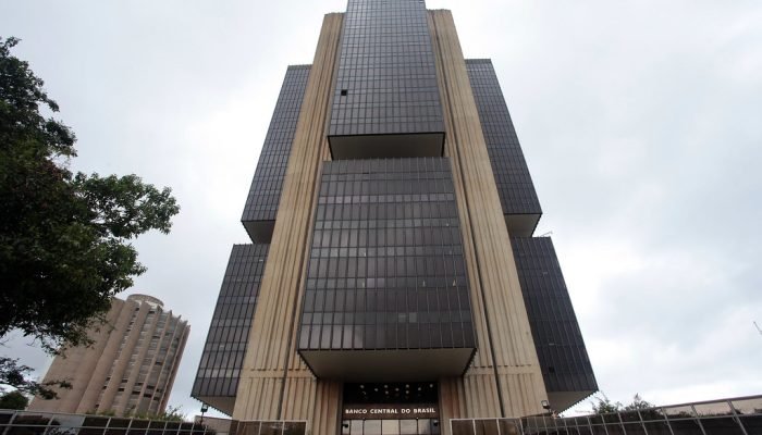 Novo pacote obriga bancos a fornecerem educação financeira e veda alteração abrupta de taxas ...