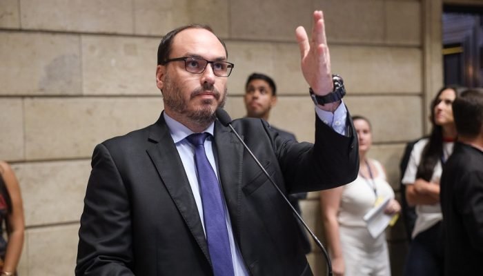 Antes da mudança de Carlos, os candidatos do grupo seriam De Toni e o senador Esperidião Amin (...