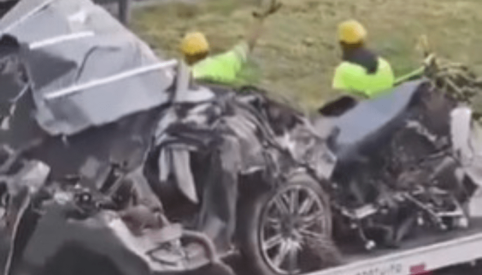 Motorista morre após Porsche bater em mureta na Rodovia dos Imigrantes, em SP Reprodução / Red...