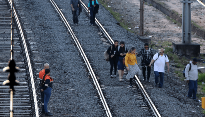 Passageiros andam nos trilhos após trens de SP apresentarem falhas nesta quinta-feira (23) FÁBI...