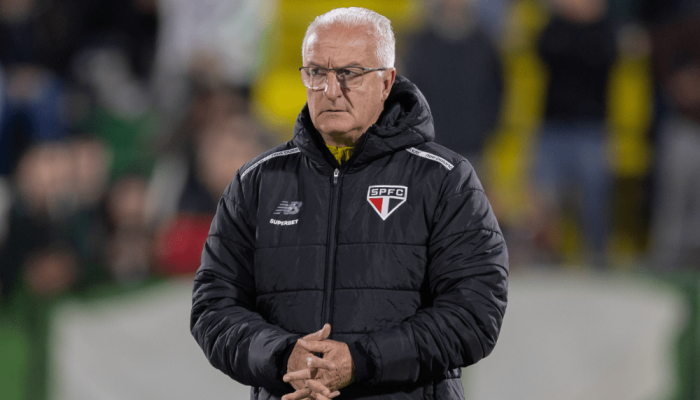 Dorival Júnior, técnico do São Paulo, durante partida contra a Chapecoense, na Arena Condá, p...