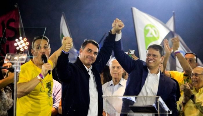 Na foto, Guilherme Derrite, Flávio Bolsonaro e Tarcísio de Freitas ALOISIO MAURICIO/FOTOARENA/E...