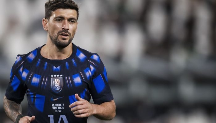 Arrascaeta com a camisa do Uruguai   • (Photo by Nicolò Campo/LightRocket via Getty Images)