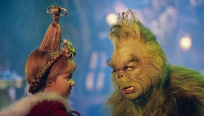 Jim Carrey reencontra ex-atriz mirim de O Grinch 25 anos depois  • Reprodução / O Grinch
