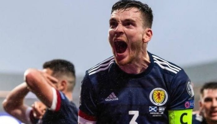 Roberton comemora com a Seleção da Escócia. Reprodução/Instagram @andyrobertson94