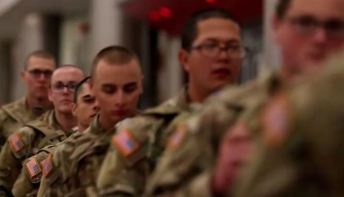 Recrutas do Exército dos EUA voltam pra casa para o Natal  • Reprodução/Reuters