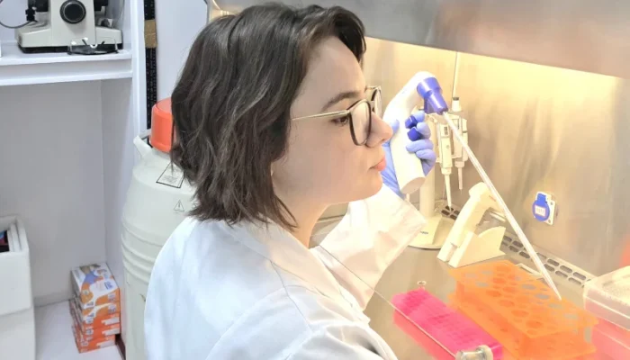 Débora Santos Rocha (IQ-USP) em trabalho de laboratório (foto: arquivo pessoal)