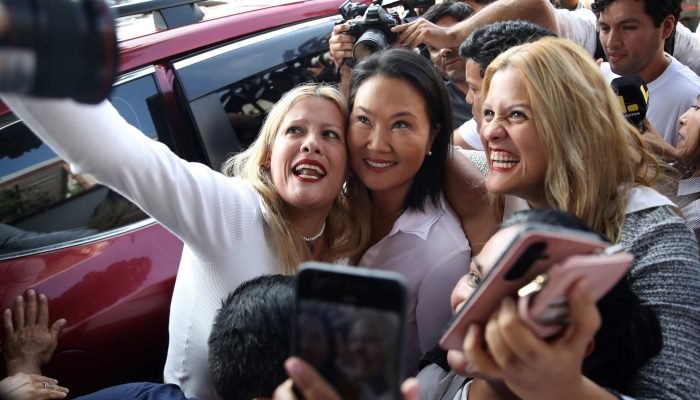 A conservadora Keiko Fujimori posa para foto com apoiadoras em Lima (Foto: Paolo Aguilar/EFE)