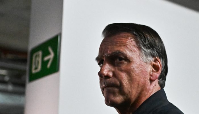 Documento enviado ao STF relata que Bolsonaro teve agravamento nas crises de soluço e precisou d...